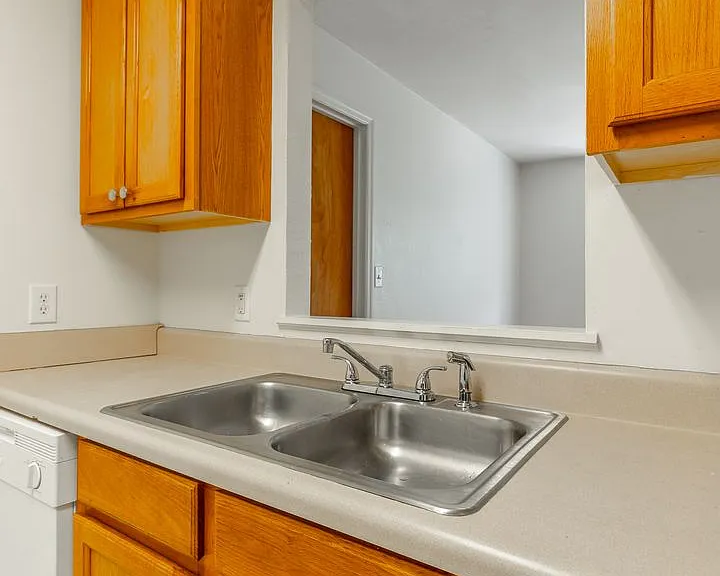 Eastwood Court Apartments — Photo 6