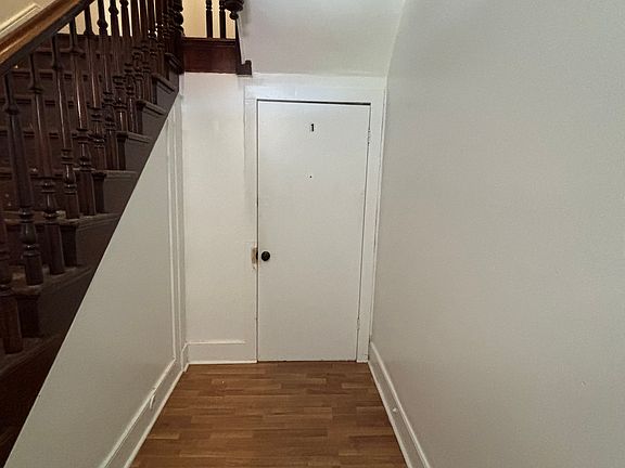 402 Bowling St Apt 1 - Photo 2_10242025