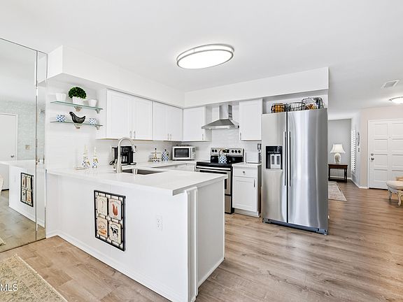 2nd image of 2849 Shoreview Cir