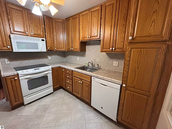 4th image of 215 W 10th St