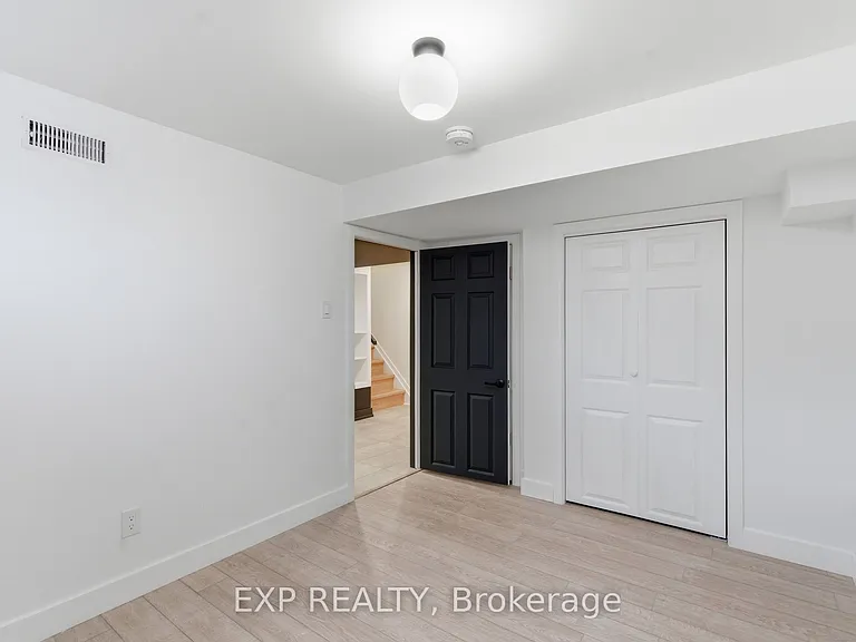 111 Riverside Dr N — Photo 16