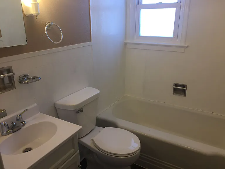 Hillcrest Apartments — Photo 6