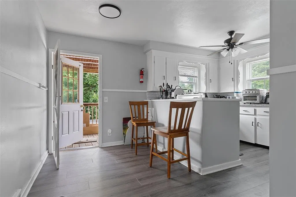 2 bed, 880 sqft, $1,300 — Photo 2
