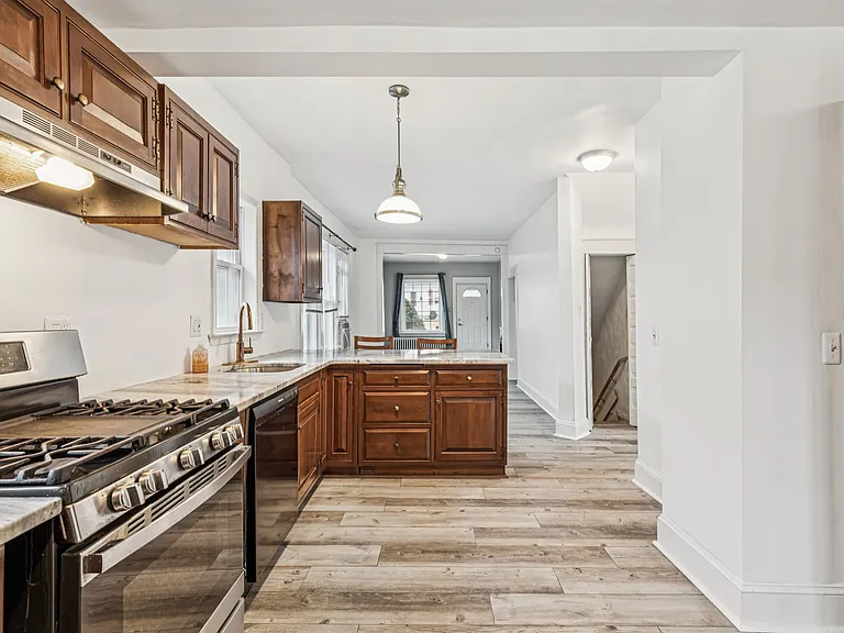 Mulberry St — Photo 15