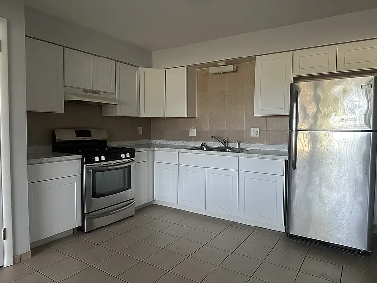 3221 Holiday Dr — Photo 7