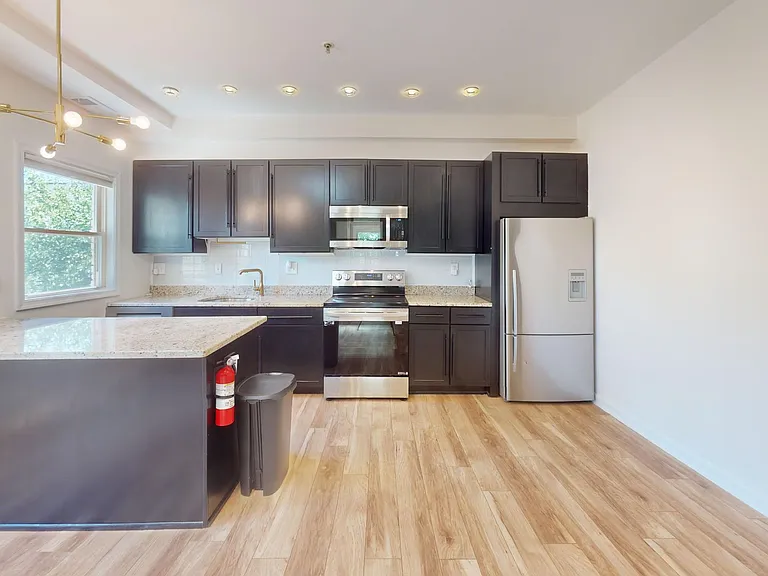 412 19th St NE #301 — Photo 2
