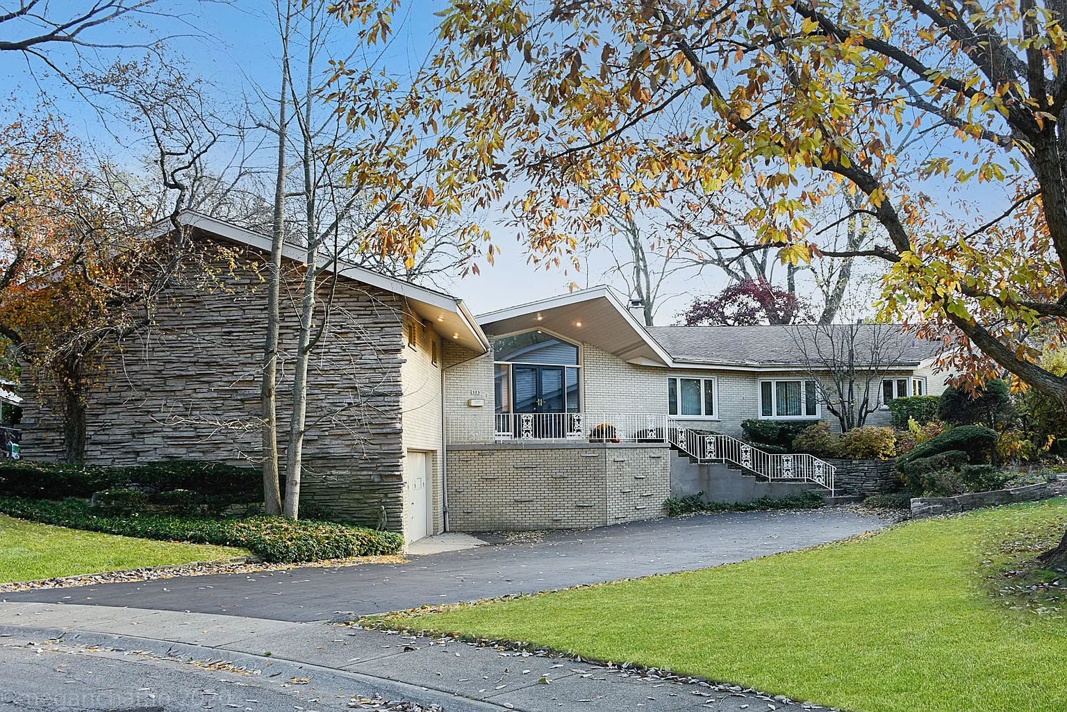 323 Brookside Dr photo 1