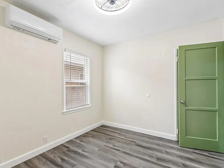 5616 N Gladys Ave — Photo 20
