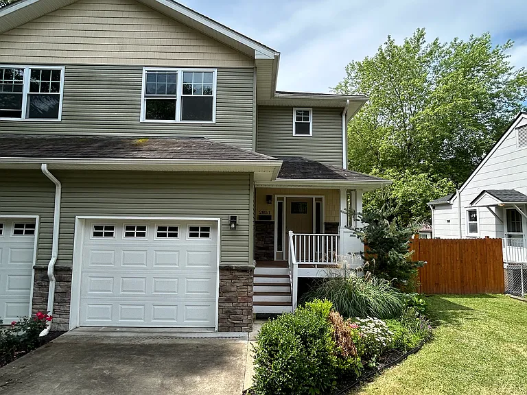 2851 Washington Ave — Photo 2