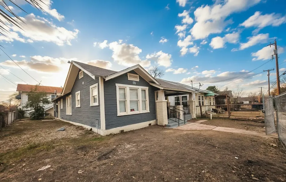 2623 W Houston St — Photo 4