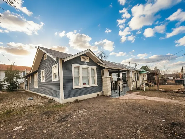 2623 W Houston St — Photo 4