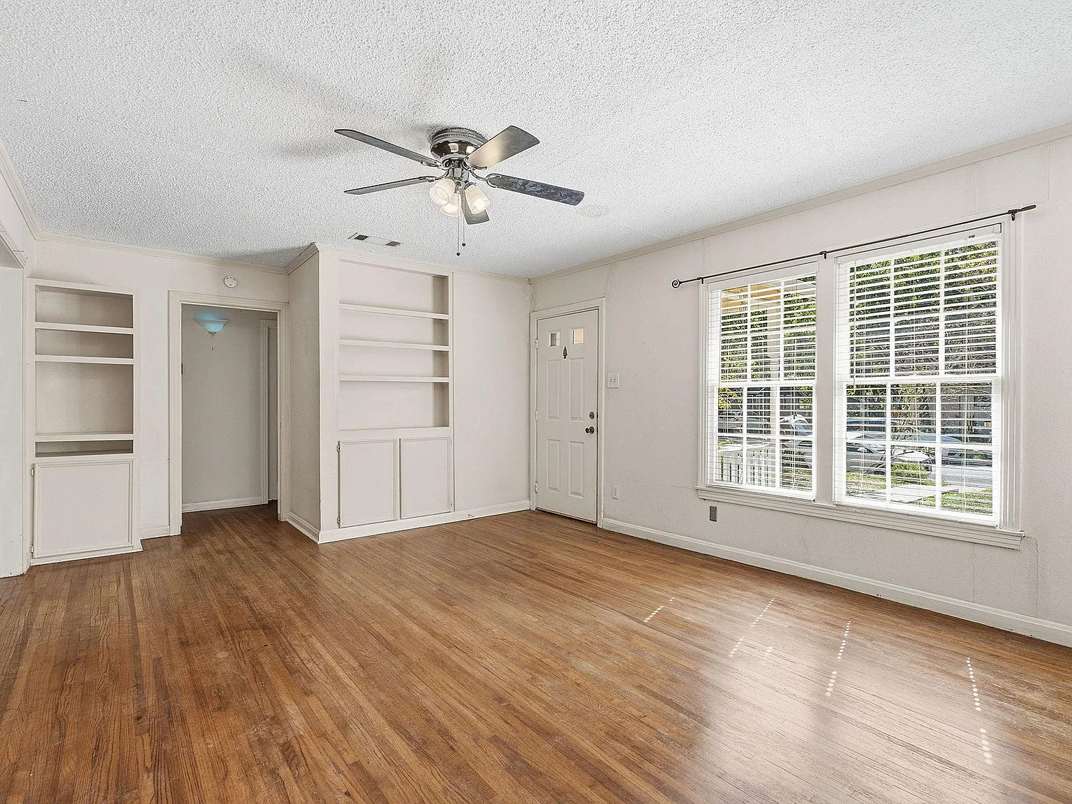 2 bed, 1.0 bath, 952 sqft, $2,450 — Photo 2