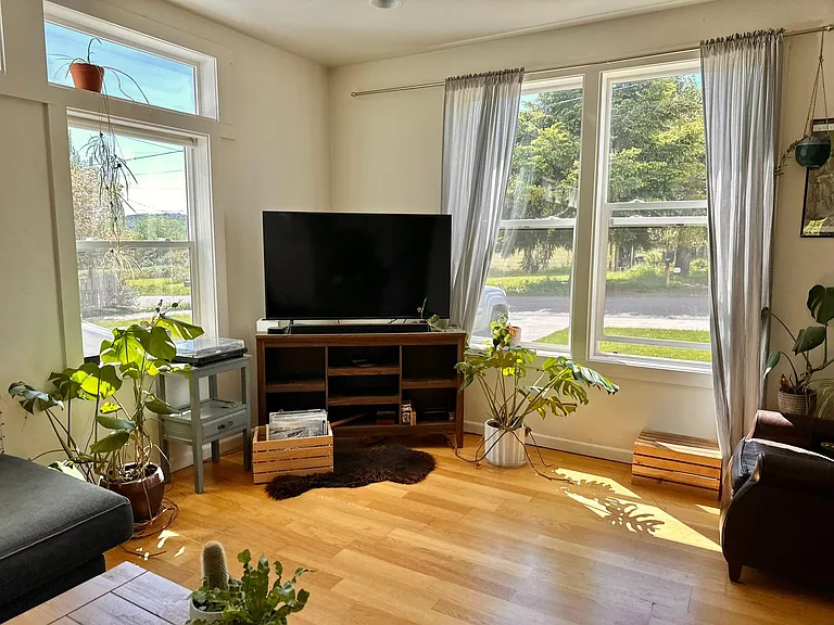 2728 Valencia St — Photo 4