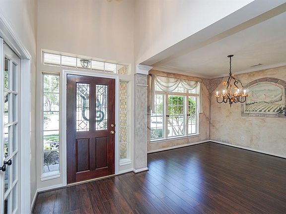 Lots of natural light flows into the entry of your home!