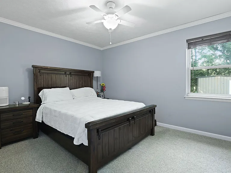 226 Larchmont Dr — Photo 26