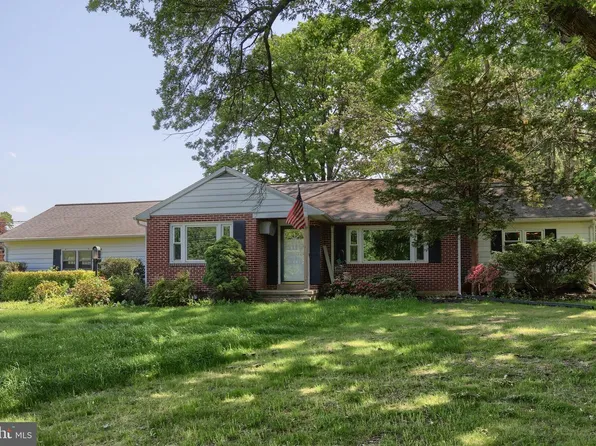 599 Colonial Club Dr, Harrisburg, PA 17112