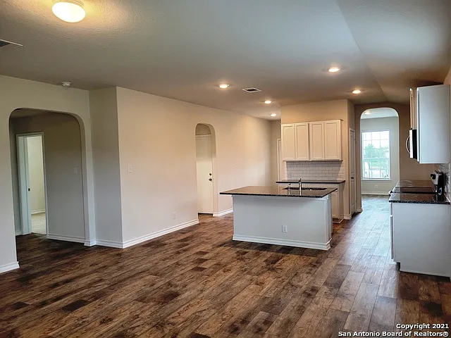 3 bed, 2.0 bath, 1651 sqft, $2,000 — Photo 3