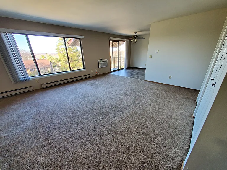 1371 Sunnyridge Rd — Photo 2
