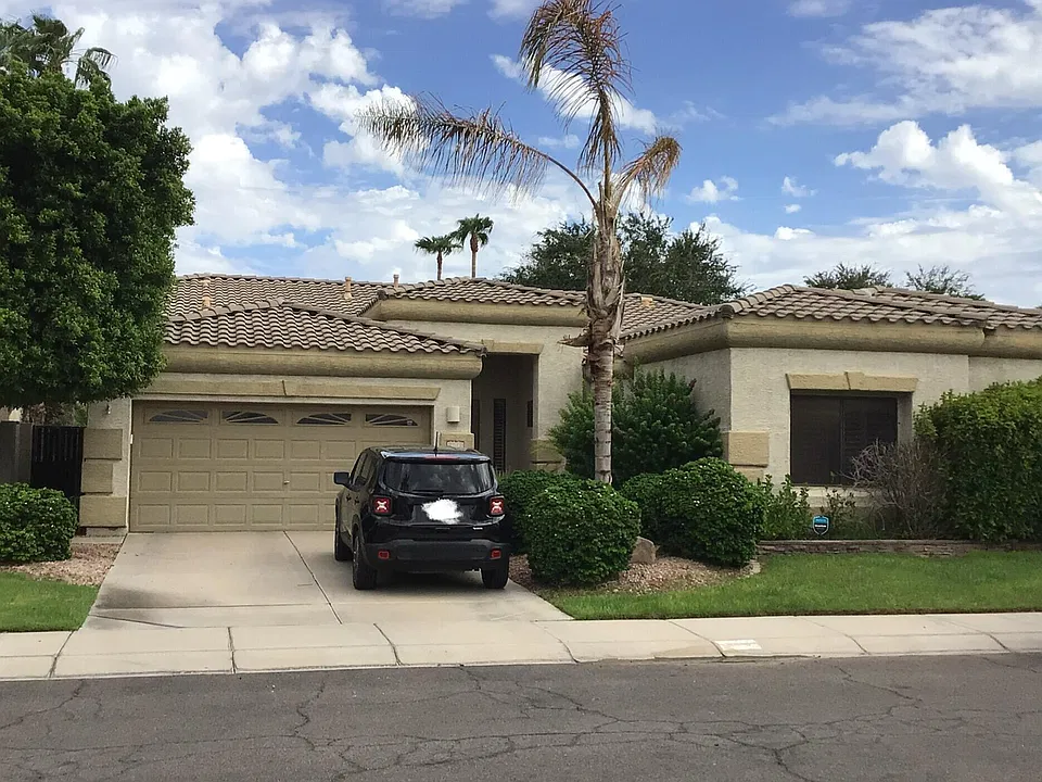 674 W Desert Broom Dr