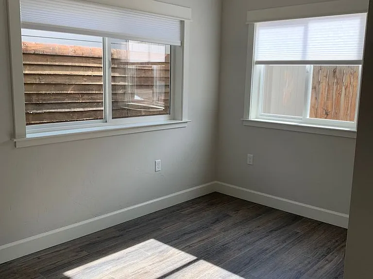 44 SW Roosevelt Ave #C — Photo 3