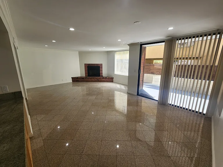 626 N Isabel St #202 — Photo 22