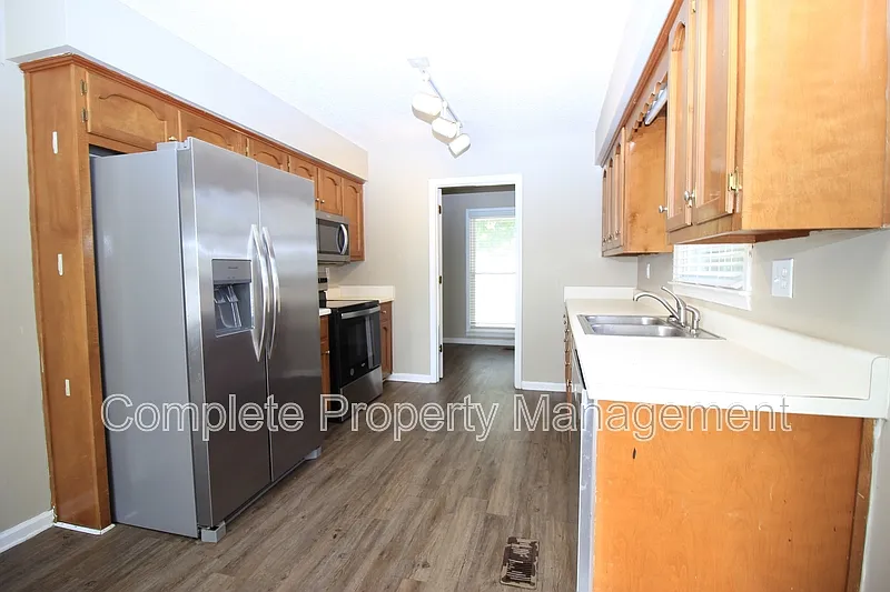4 bed, 2.0 bath, 1456 sqft, $2,000 — Photo 3