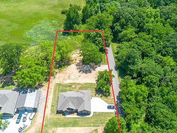 3rd image of 882 Patty Rd