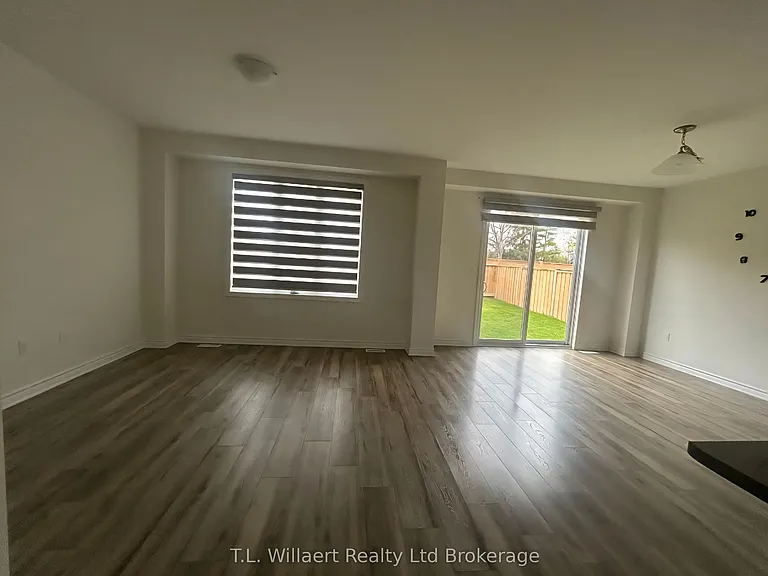 58 Seaton Cres — Photo 5