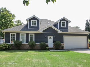 115 S Bobby Ln, Mount Prospect, IL 60056