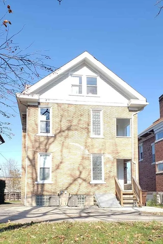 1 bed, 1.5 bath, 1207 sqft, $1,299 — Photo 2