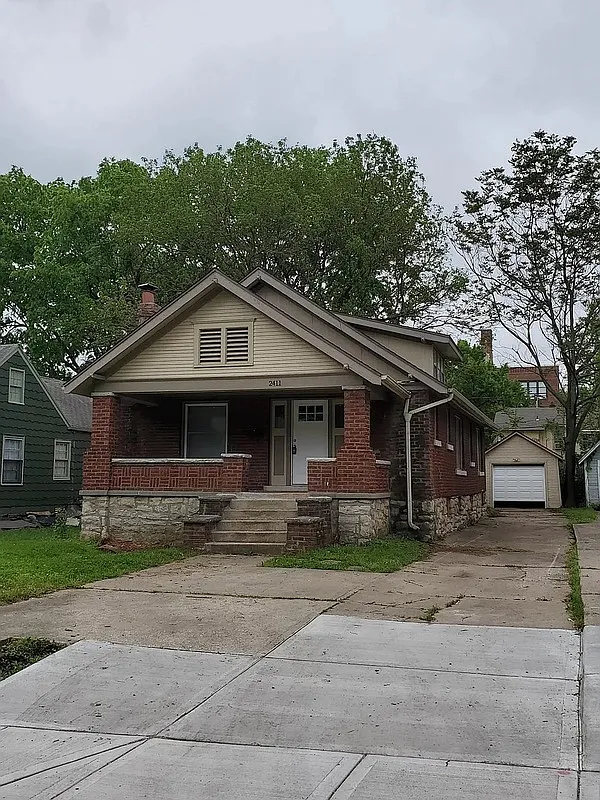 3 bed, 1.0 bath, 1144 sqft, $1,195 — Photo 2