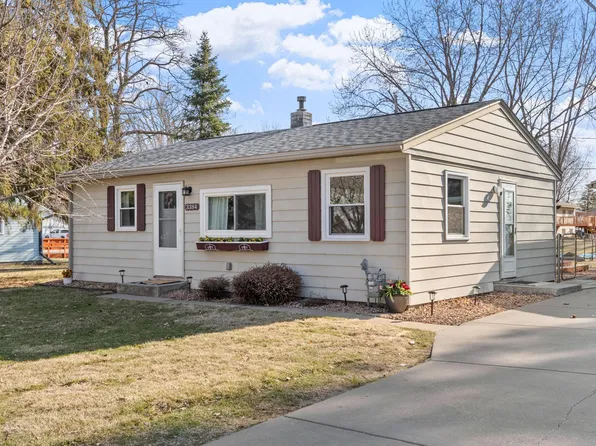 3384 Greenbrier St, Vadnais Heights, MN 55127
