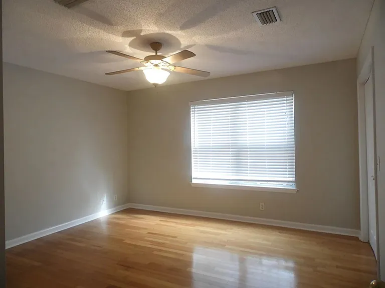 147 Royal Dr — Photo 15