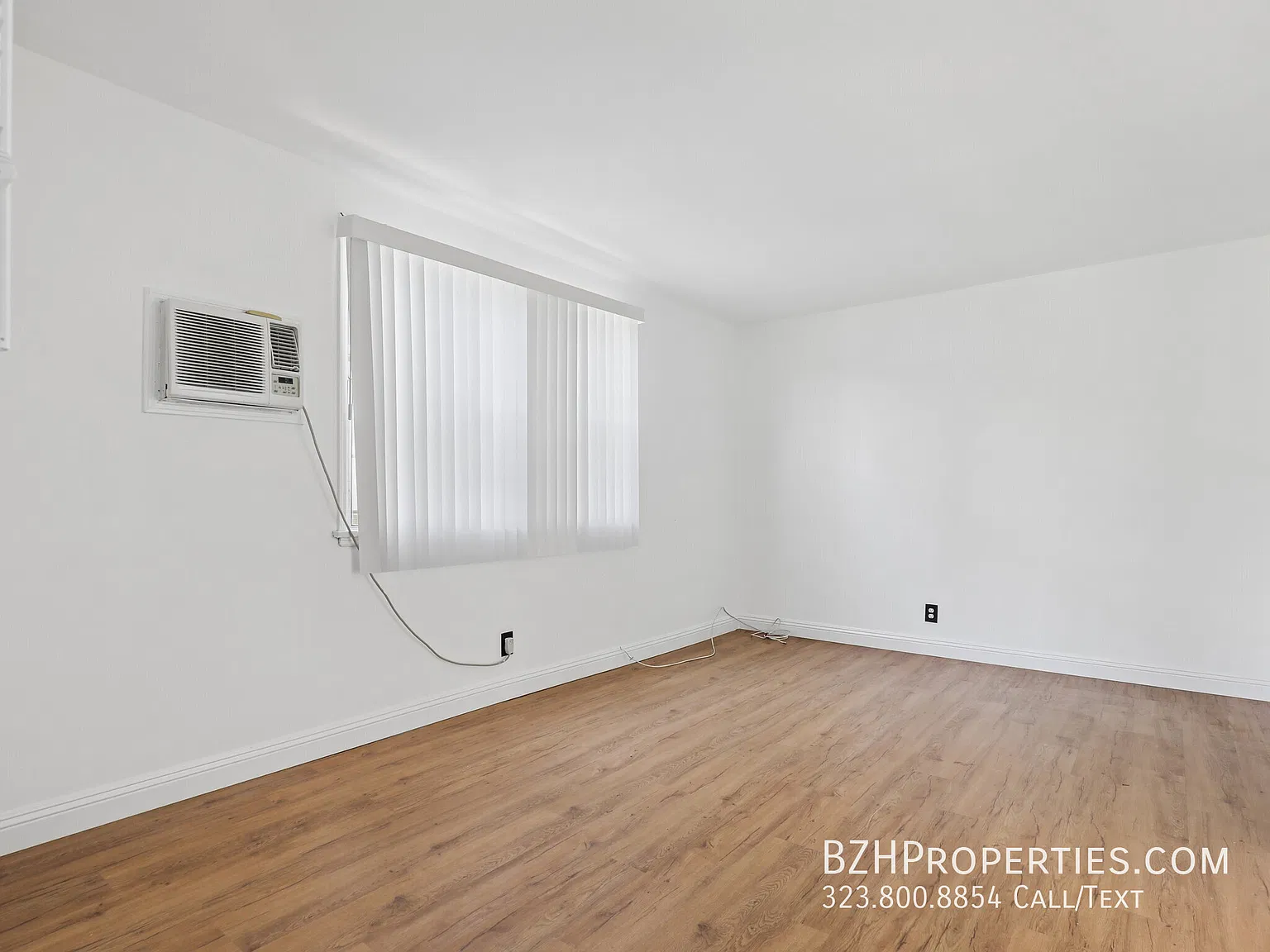 Classic Los Feliz One Bedroom with Parking Available — Photo 2
