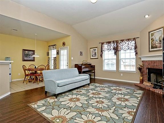 3rd image of 1401 Beechwood Dr