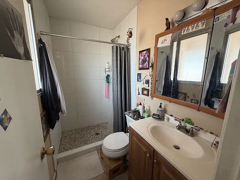 832 W 11th St — Photo 6