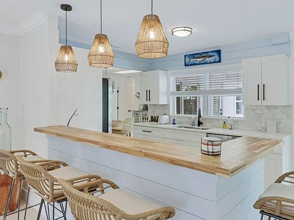 4th image of 9 W Riverside Dr