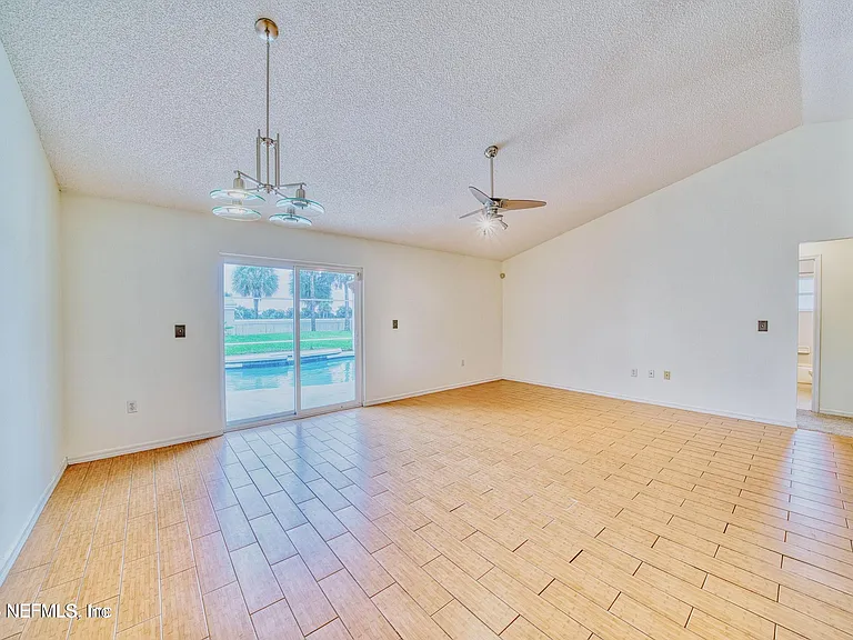 5628 Loma Vista Dr W — Photo 19