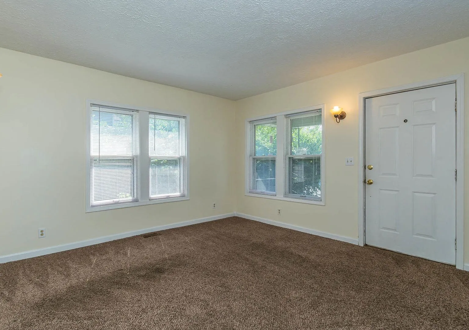 113 E 15th - 4 Bed/2 Bath - Updated kitchen and bath! — Photo 4