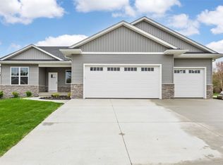 3510 Fitzroy Rd, Hiawatha, IA 52233