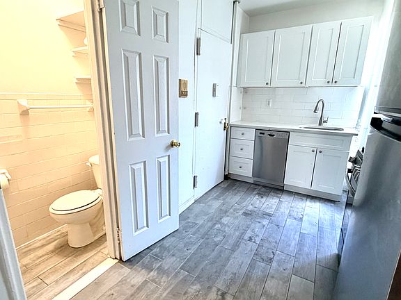3rd image of 367 W 35th St APT 15