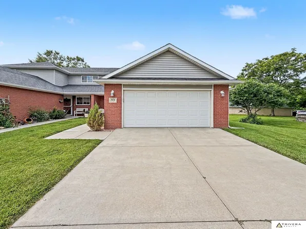 7631 Maple Village Dr, Lincoln, NE 68510
