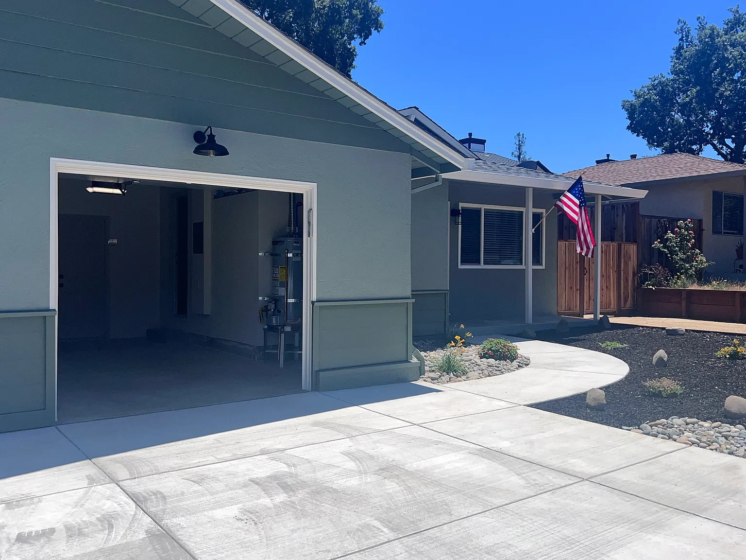 2 bed, 819 sqft, $3,400 — Photo 2