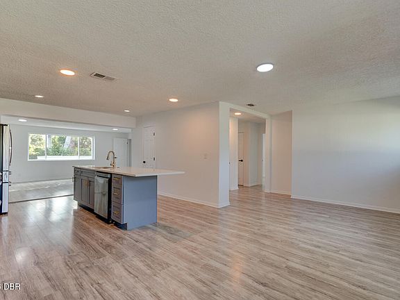 3rd image of 287 N Yonge St