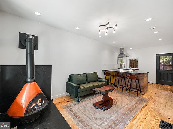 5th image of 133 W Duval St