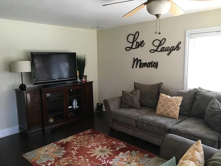 390 Hobart Cir — Photo 4
