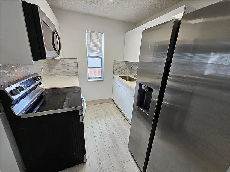4621 SW 33rd Ave #1 — Photo 3