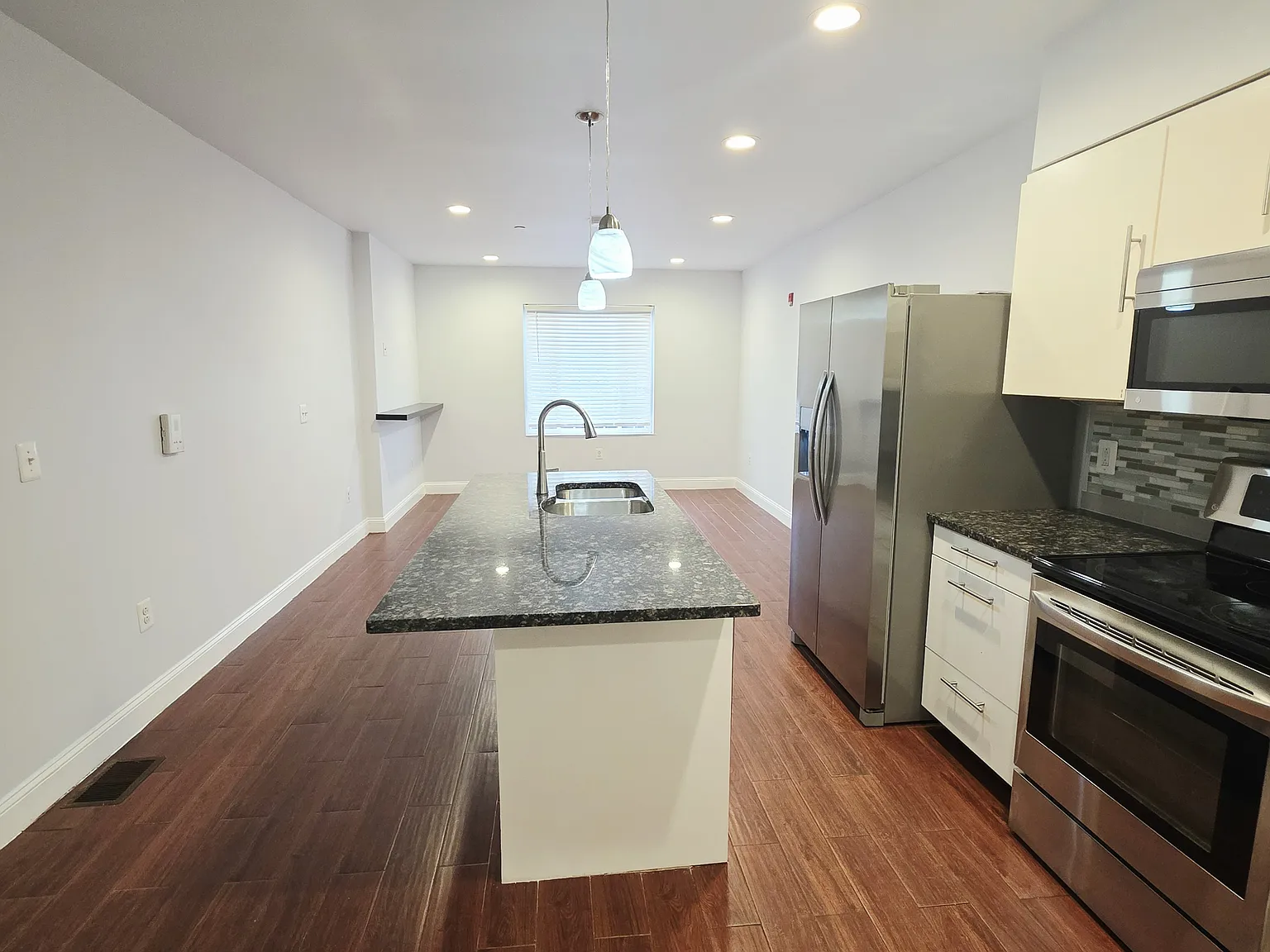 2 bed, 2.5 bath, 1000 sqft, $1,695 — Photo 1