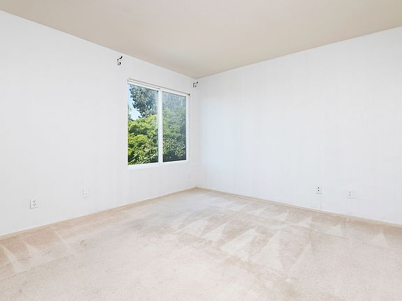 5th image of 725 Essex Ct APT 395