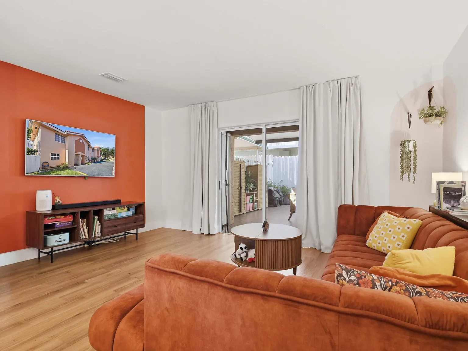 2 bed, 1.5 bath, 1090 sqft, $2,800 — Photo 3